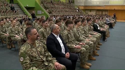 Az ünnepségeken magas szintű katonai vezetők előtt tettek fogadalmat a tanulók. 
