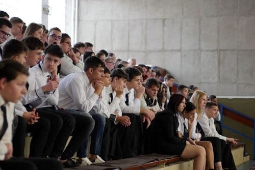 Diákok az ünnepségen.