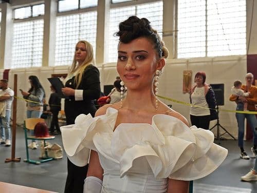 A versenyzők igyekeznek a legújabb divatirányzatokat saját stílusukkal ötvözni.