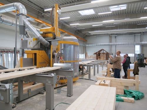 CNC megmunkáló központot, ami az előre elkészített gyártmánytervek alapján képes méretre pontosan legyártani egy komplett tetőszerkezet minden egyes elemét.