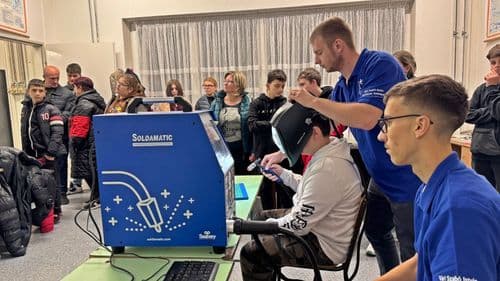 A látogatók bepillantást nyerhetnek a korszerű eszközökkel felszerelt műhelyek mindennapjaiba.