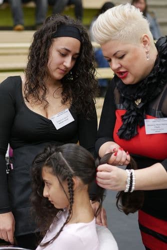 Fodrász a szépészet ágazatban.