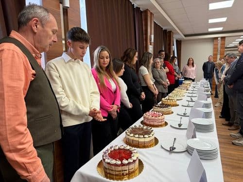 A tanulók és az elkészült torták.