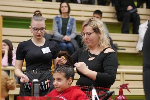 Fodrász a szépészet ágazatban.