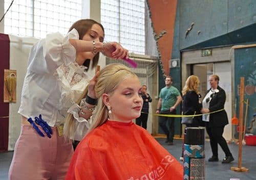 A Kossuth Kreatív Hajkupa így nemcsak egy verseny, hanem egy olyan szakmai találkozó is, amely lehetőséget ad a tapasztalatcserére, inspirációra és a jövő fodrászainak bemutatkozására.