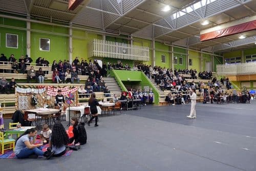 Antóni Sára éneke fogadta az érdeklődőket.