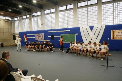 Az ünnepségen az intézmény fiataljai verssel, dallal és egy színpadi jelenettel köszöntötték a vendégeket.