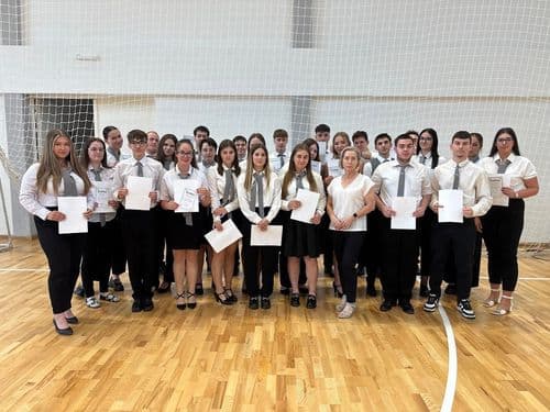 Egy újabb nagy lépésen vannak túl a 12/B osztály tanulói, sikeres előrehozott érettségi vizsgát tettek.
