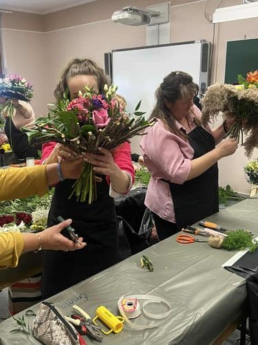 Készülnek a csodás virágcsokrok.