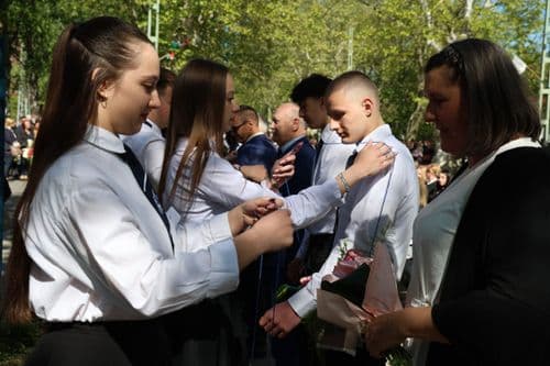 A végzős diákok méltó módon búcsúztak el intézményüktől.