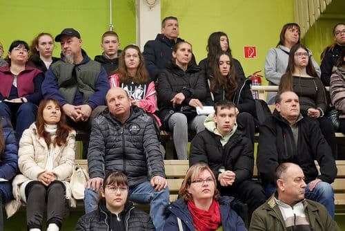 Érdeklődő diákok és szülők a nyílt napon. 