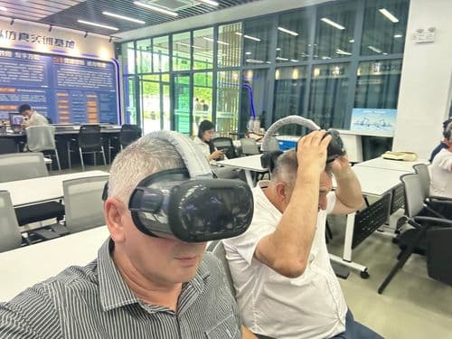 A látogatás során betekintést nyertek a 3D-s szemüveges oktatásba.