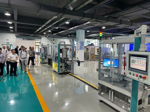 A látogatás során betekintést nyertek a robottechnológiai laborok működésébe.