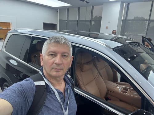 A delegáció ellátogatott a Leapmotor autógyárba.