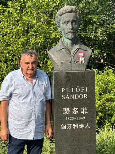 Petőfi Sándor mellszobra a Lu Xun Parkban.