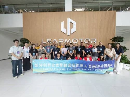 A delegáció ellátogatott a Leapmotor autógyárba.