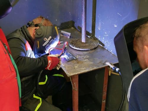 A diákok örömmel próbálgatták a gépeket, az új technológiákat.