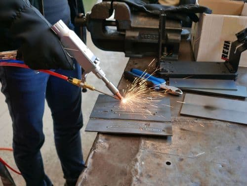 A diákok örömmel próbálgatták a gépeket, az új technológiákat.