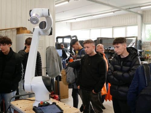 A Kiskunhalasi Szakképzési Centrum diákjai kipróbálták a legújabb lézerhegesztő gépeket.