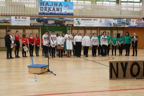 Dékáni Árpád Technikum diákjai a tornacsarnokban emlékeztek meg a forradalmár hősökről