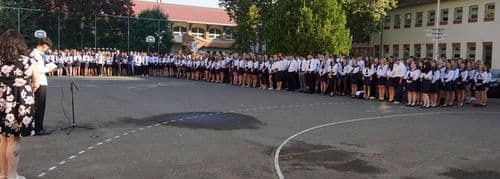 Kiskunfélegyházi Közgazdasági Technikum tanulói a tanévnyitón