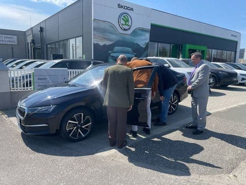 A Skoda szalon előtt.