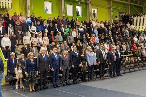 Az ünnepséget Juhász Gyula soraival nyitották meg, majd a narrátor köszöntötte a megjelenteket, köztük Fülöp Róbert polgármestert, Dr. Rékasi Cecília jegyzőt valamint a Kiskunhalasi Szakképzési Centrum vezetőit.