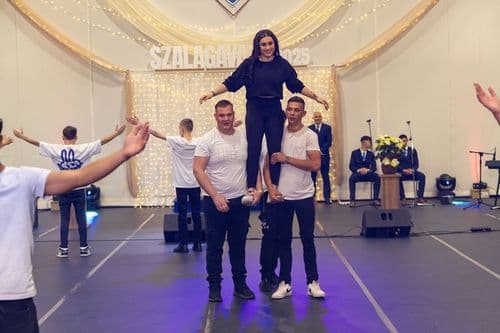 A színpadon egymást követték az osztályok eltérő hangulatú, kreatív és látványos koreográfiái.