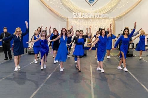 A táncok során a vidám, energikus előadásoktól a tematikus, történetmesélő produkciókig széles palettát láthatott a közönség.