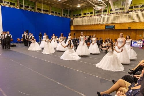 A végzősök elegáns ruhában, fegyelmezett mozdulatokkal, mégis friss fiatalos lendülettel ropták a klasszikus táncot.