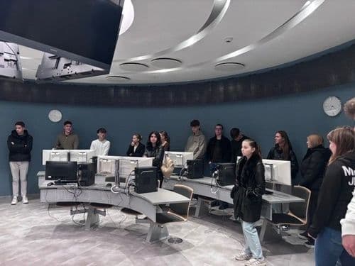 Jártak a „tőzsde tojásban”, amely az egyetem egyik különleges helyszíne-és lehetőséget ad arra, hogy a tanulók szimulációs játék keretében kipróbálhassák magukat.