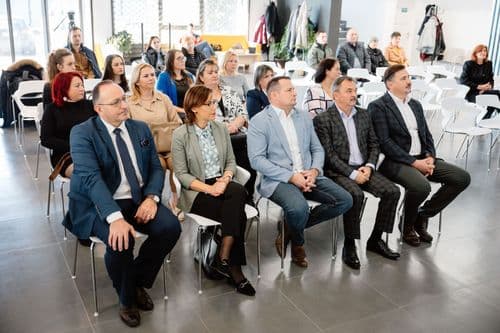 A rendezvényen több jelentős közéleti és szakmai szereplő is részt vett, köztük Fremond Árpád, a Magyar Nemzeti Tanács elnöke, Burány Hajnalka, Zenta község polgármestere, valamint a Kiskunhalasi Szakképzési Centrum vezetői.