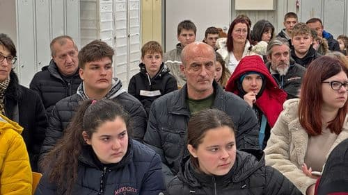 Érdeklődő diákok és szülők a nyílt napon.