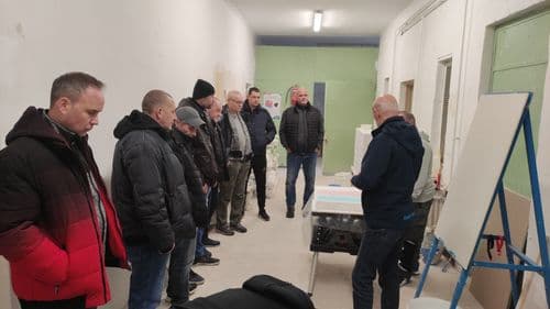 A közös projektek célja, hogy a tanulók és a szakemberek első kézből ismerhessék meg az építőipar legújabb anyagait, technológiáit és kivitelezési szemléletét.