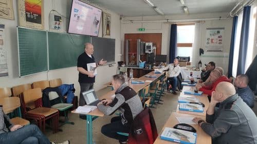 . Ennek jegyében zajlott le nemrég az intézményben a Cemix országos burkoló és kőműves képzéssorozatának egyik kiemelt állomása.