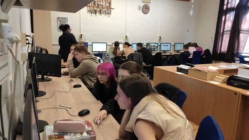 A Közgében idén második alkalommal rendezték meg a játékos ügyviteli vetélkedőt, amelyen a 9–12. évfolyam lelkes diákjai mérhették össze tudásukat és kreativitásukat.