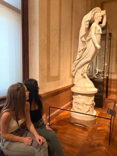 Kunsthistorisches Museumban a monumentális belső terek és a világhírű műalkotások mindenkit lenyűgöztek.