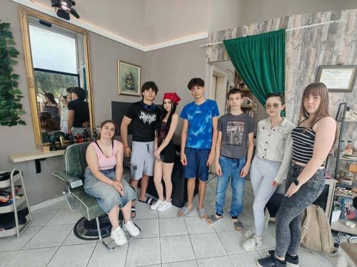 A résztvevő tanulók már megkezdték az ismerkedést a helyi vállalkozásokkal, ahol szakmájuknak megfelelő területeken szerezhetnek gyakorlati tapasztalatot.