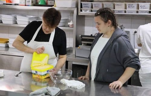 A cukrász tanulók helyi vállalkozásokat tekintettek meg, megismerve a térség gasztronómiáját.