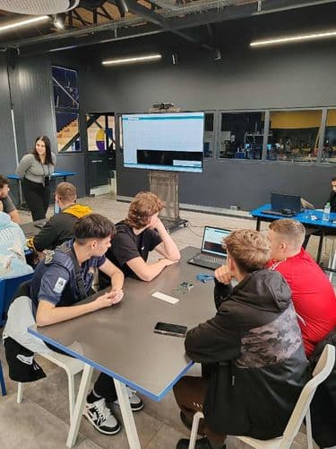 Ezzel párhuzamosan az informatika, távközlés és gépészet tanulói a Joist Innovation Parkban és a Stem Robotics Academyben mélyíthették tudásukat.