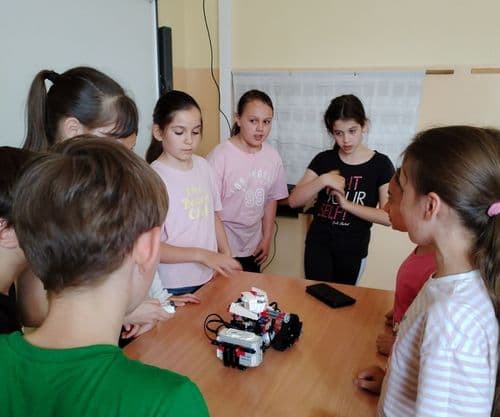 A tanulók egyenként megismerkedhettek a távirányítás programozásával.