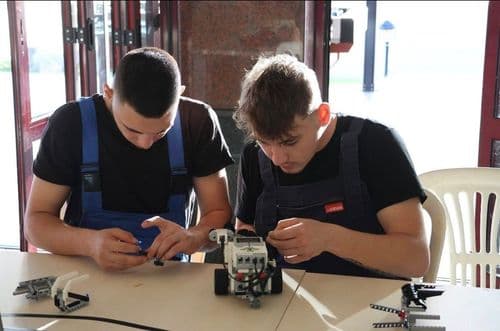 Az építőipari tanulók közben helyi szakemberek mellett sajátíthatták el a modern építési technológiák és anyaghasználat módszereit.