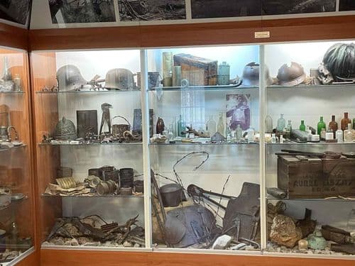 A dékánis diákok megtekintették egy helyi barlangász csoport magángyűjteményét, ahol az általuk talált tárgyi emlékek vannak kiállítva.