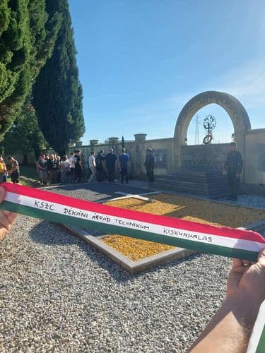 Az emléktúra utolsó helyszíne a Fogliano di Redipuglia katonatemetője volt, mintegy 15.000. osztrák-magyar katona nyugszik, itt elhelyezték az iskola megemlékező szalagját is.