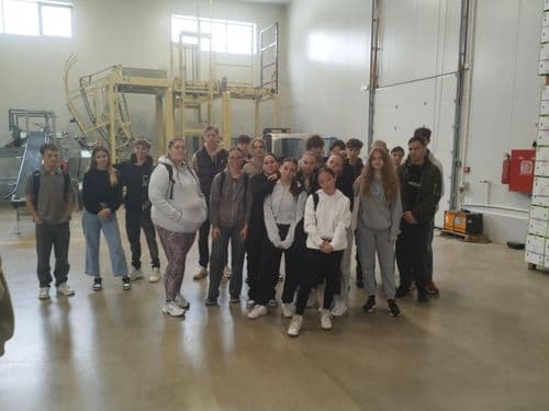 A fiatalok felkeresték a Neoi Poroi-ban lévő egyik nagy kivi felvásárló vállalkozás, a Sketos Fruits egyik kivi ültetvényét, csomagoló üzemét és hűtőházát.