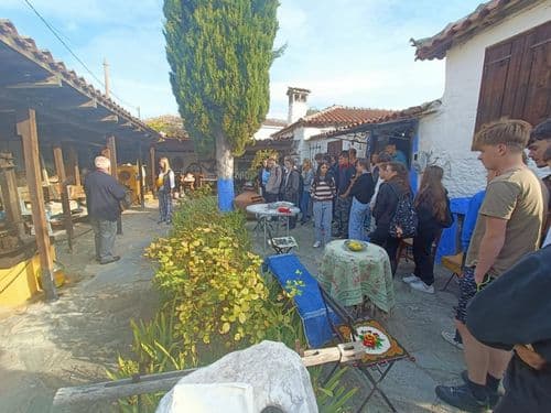 A kereskedős csapat görögországi kalandjai a Gonnoi nevű falucskába vezettek, ahol a régi hangulatú keskeny kis utcákon egy, a görög hagyományokat bemutató Folk Museumot nézték meg.