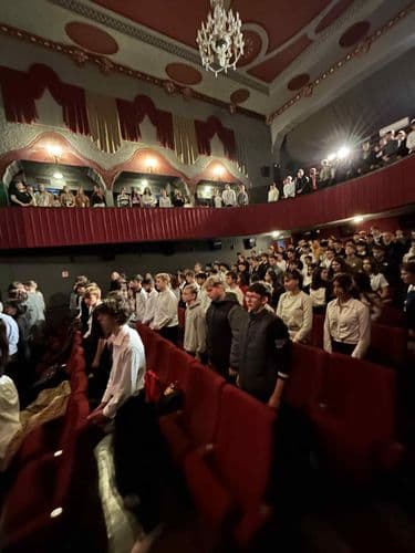 Az ünnepséget megelőzően az október 23-i megemlékezés főpróbáját a városi filmszínházban megtekintették az intézmény tanulói.