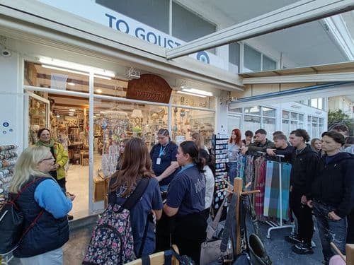 Este ellátogathattak az egyik platamonasi szuvenírboltba, a To Goustóba, ahol a görög kereskedelemmel kapcsolatos információkhoz jutottak.